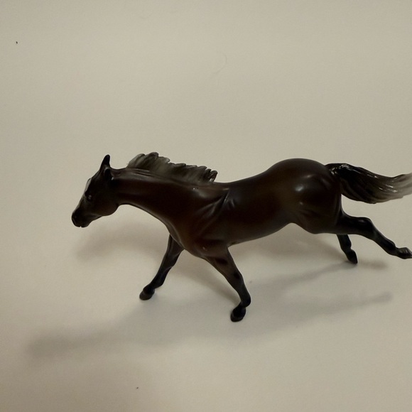 Elegant Brown galloping Breyer Stablemate Model Horse Figurine - Picture 5 of 7